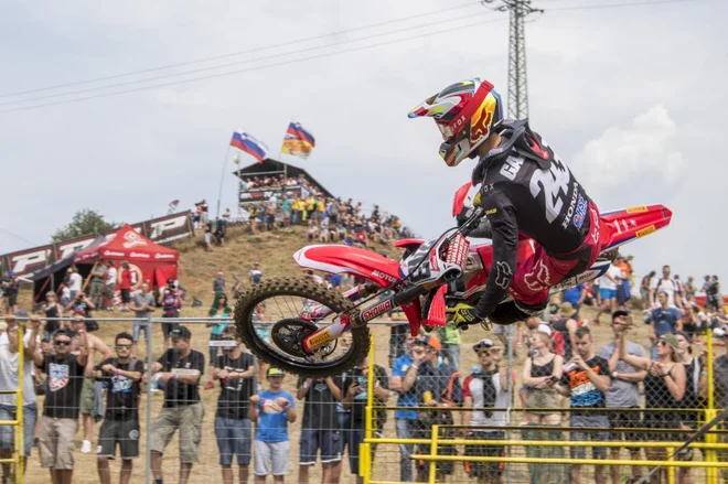 Tim Gajser je s 3. mestom osrečil slovenske navijače na Češkem. V večjem številu so ga spodbujali le spomladi v Italiji. FOTO: Honda HRC