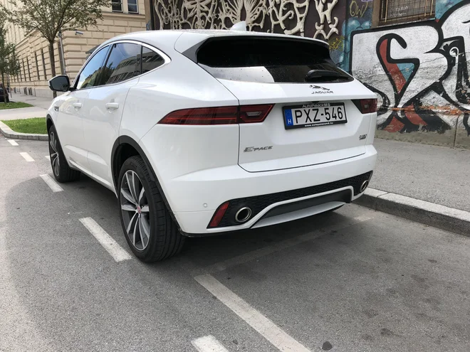 E-pace bo verjetno večinoma vozil le po asfaltu, a zmore s štirikolesnim pogonom zapeljati tudi na slabše podlage. FOTO: Aljaž Vrabec