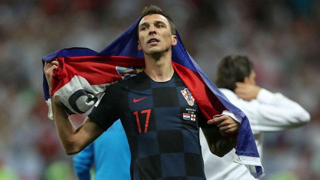 Mario Mandžukić je tako garal za hrvaške zmage, da se na trenutke ni vedelo, ali je napadalec ali bočni branilec. FOTO: Reuters