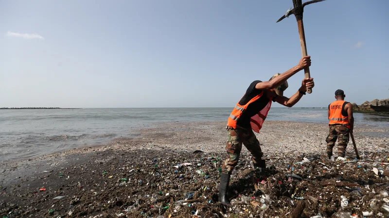 Fotografija: V treh dneh so pobrali več kot 30 ton plastičnih odpadkov. FOTO: Ricardo Rojas/Reuters