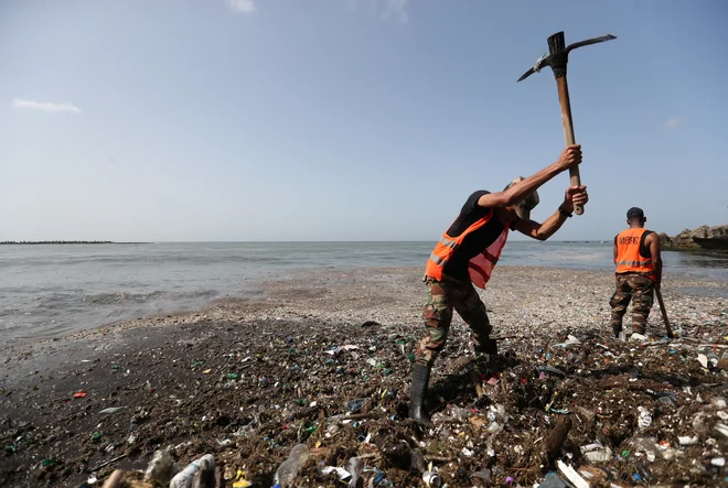 V treh dneh so pobrali več kot 30 ton plastičnih odpadkov. FOTO: Ricardo Rojas/Reuters