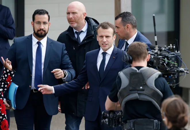 Francoski predsednik emmanuel Macron in njegov tesni sodelavec Alexandre Benalla (levo) FOTO: AFP