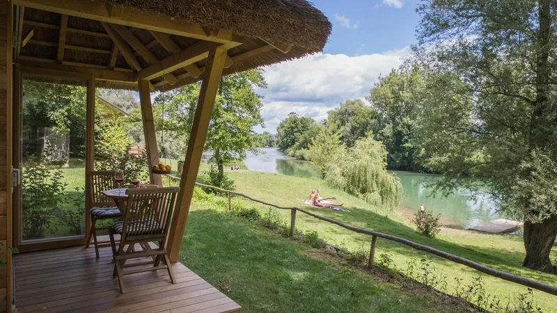 Fotografija: Keltske hiške v kampu v Podzemlju so prava turistična znamenitost. FOTO: Uroš Hočevar/Delo