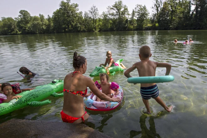 Kljub kislemu vremenu se obiskovalci predajajo vodnim užitkom v Kolpi, najtoplejši slovenski reki; včeraj je imela v Podzemlju 24 stopinj Celzija. FOTO: Voranc Vogel/Delo