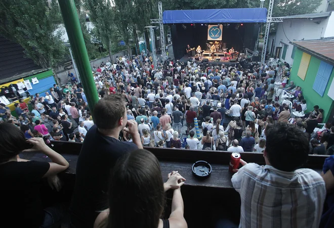 Organizatorji Trnfesta tudi letos pričakujejo polno dvorišče obiskovalcev. Foto Mavric Pivk
