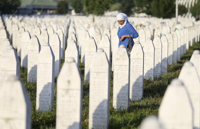 Haaško Mednarodno sodišče za vojne zločine na ozemlju nekdanje Jugoslavije je najhujši pokol v Evropi po drugi svetovni vojni označilo za genocid. FOTO: Reuters
