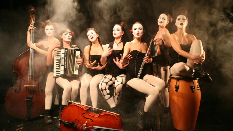 Fotografija: Ukrajinska glasbeno-gledališka zasedba Dakh Daughters, ki jo nekateri kritiki primerjajo s kultno britansko zasedbo The Tiger Lillies. FOTO: Tetiana Vasylenko
