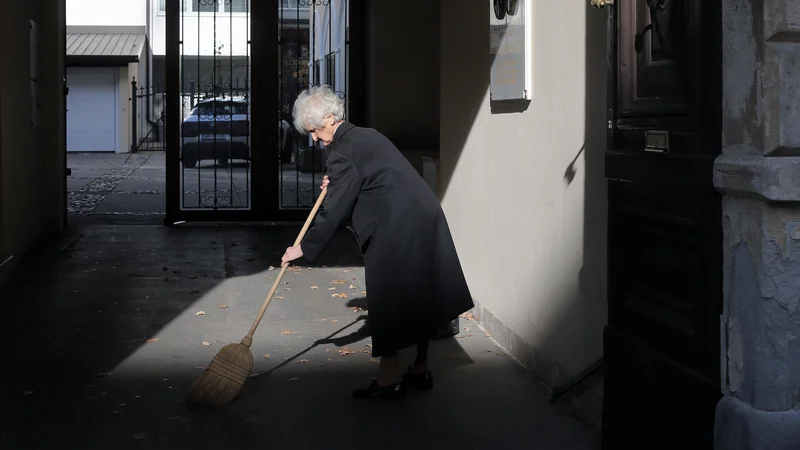 Fotografija: Manualno delo ima še številne druge pozitivne plati, od ohranjanja telesne motorike do vzdrževanja realnega stika s stvarnim, materialnim svetom. FOTO: Tadej Regent