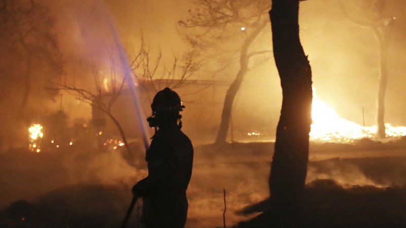 Fotografija: 600 gasilcev gasi požar blizu letovišča Mati, vzhodno od Aten. FOTO: Thanassis Stavrakis/AP