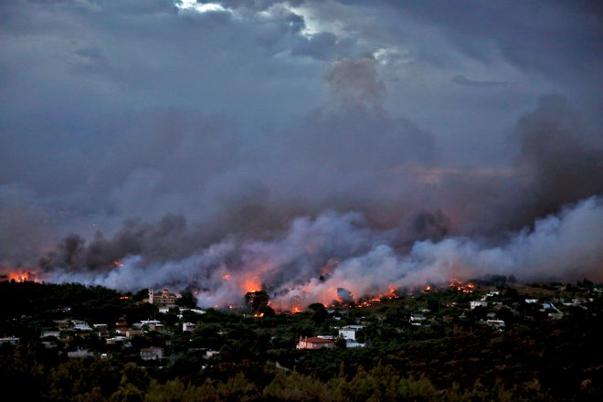 Vodja grške civilne zaščite je v ponedeljek opozoril, da se je uresničil najslabši scenarij, saj se gozdni požar širi v gosto poraslem borovem gozdu, kjer piha močan veter, ozračje pa se je segrelo na približno 40 stopinj Celzija. FOTO: Alkis Konstantinidis/Reuters