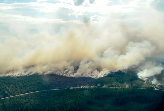 Pogled na požar v okolici Ljusdala. FOTO: Reuters