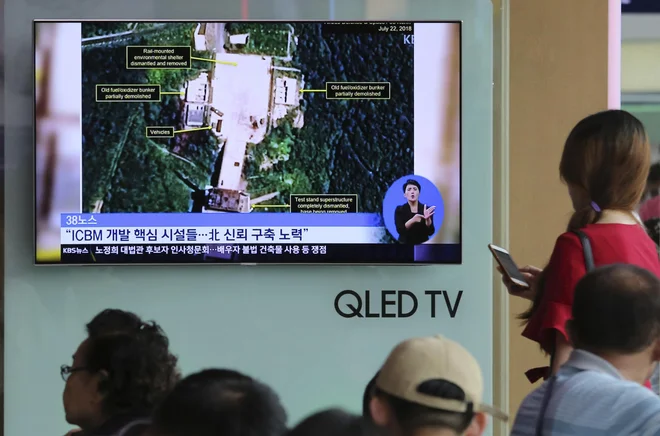 Satelitske slike kažejo, da se obseg severnokorejskega raketnega iztstrelišča krči. FOTO: AP Photo/Ahn Young-joon