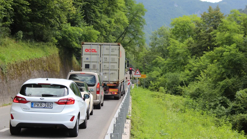 Fotografija: Polovične zapore so zaradi obsežnih del nekaj običajnega že več let. Foto: Blaž Močnik