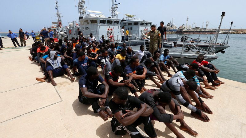 Fotografija: Migranti, ki jih je zajela libijska obalna straža.
FOTO REUTERS