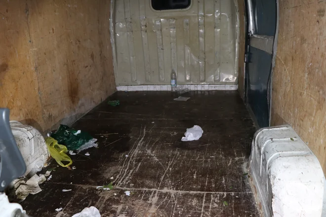 Notranjost kombija, v katerem se je gnetlo 31 ljudi. FOTO:&nbsp;PU Novo mesto