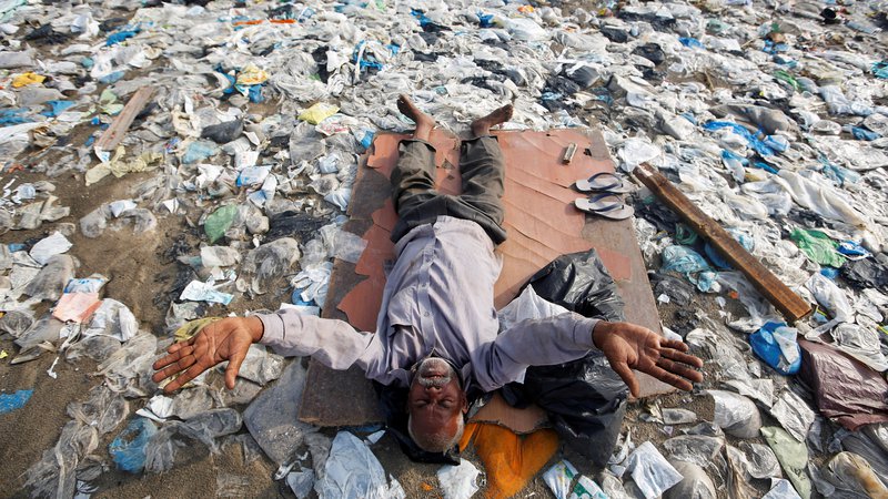Fotografija: Minuli teden je na obalo Mumbaja naplavilo več kot 200 ton plastičnih odpadkov. FOTO: Francis Mascarenhas/Reuters