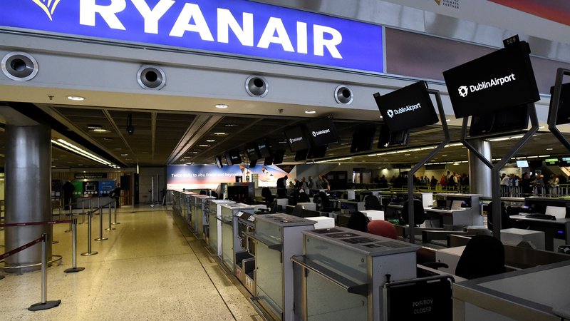 Fotografija: Kabinsko osebje Ryanaira zahteva delovne pogodbe v skladu z lokalno zakonodajo in boljše pogoje dela, piloti pa transparentnejši sistem napredovanj. Foto Reuters