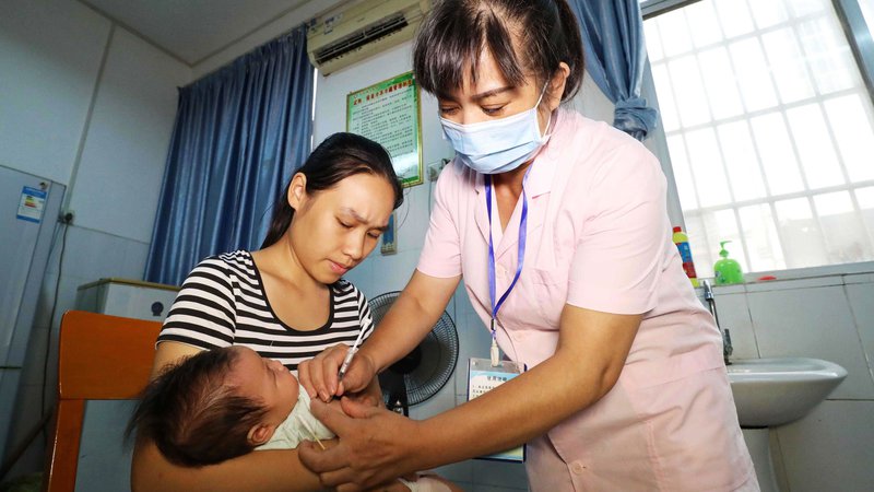 Fotografija: O več sto tisoč ampulah s cepivi, s katerimi bi morali zaščititi kitajske otroke pred nevarnimi nalezljivimi boleznimi, se je pokazalo, da so neuporabne. FOTO: AFP