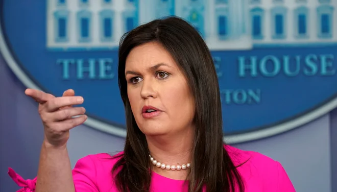 V ponedeljek je tiskovna predstavnica Bele hiše Sarah Sanders prebrala seznam šestih imen, ki naj bi jim odvzeli dostop do zaupnih podatkov. FOTO: Kevin Lamarque/Reuters