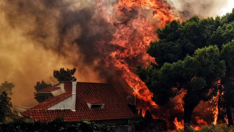 Fotografija: Ogenj je goltal hiše. FOTO: Valerie Gache/AFP