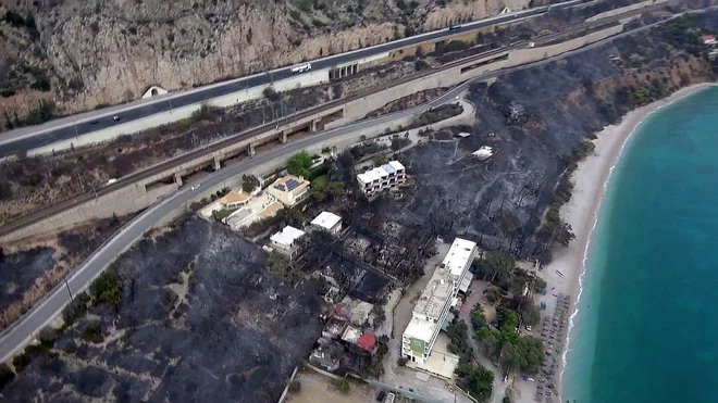 Pogled na požgano vas Kineta iz zraka. FOTO: AFP