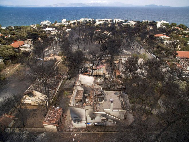 Požgane hiše v Mati. FOTO: AFP