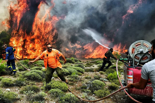 Ognjene zublje razpihuje močan veter. FOTO: AFP