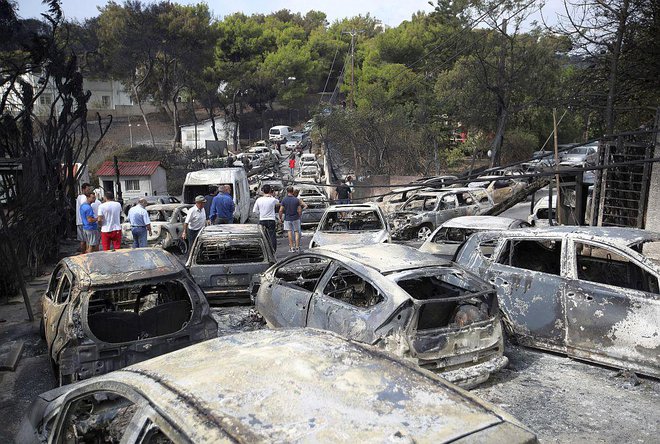 Strašljiv pogled na zažgane avtomobile v Mati. FOTO: AP