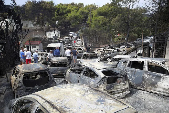 Strašljiv pogled na zažgane avtomobile v Mati. FOTO: AP
