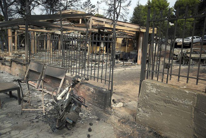 V Mati je požgana večina domov. FOTO: AP