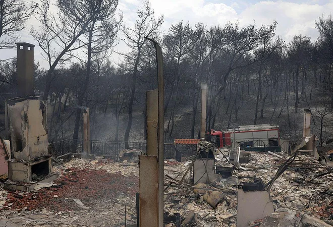 Tudi vas Neos Voutzas blizu Aten je uničena. FOTO: AP