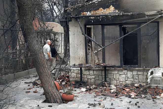 Tamkajšnji prebivalci z obupom pregledujejo, kaj je ostalo od njihovih domov. FOTO: Reuters