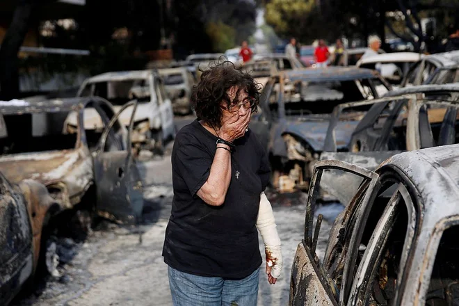 Prebivalka Matija išče svojega psa. FOTO: Reuters