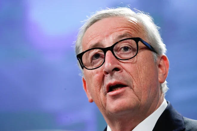 Predsednik evropske komisije Jean-Claude Juncker vztraja, da se bosta s Trumpov pogajala na enakovredni osnovi. FOTO: REUTERS/Yves Herman