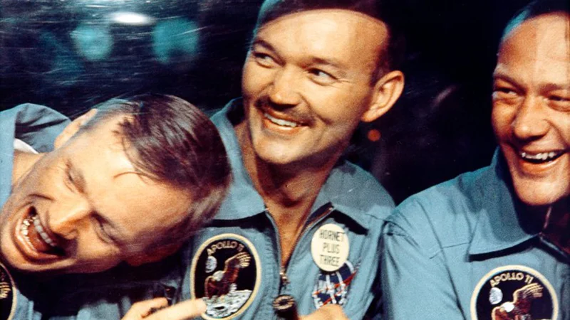 Fotografija: 24. julija 1969 je ekipa Apolla 11 pristala v morju. Neil Armstrong, Michael Collins in Buzz Aldrin so nato morali v 21-dnevno karanteno, ker je obstajala majhna možnost kontaminacije. Karanteno so odpravili po misiji Apollo 14. FOTO: Nasa