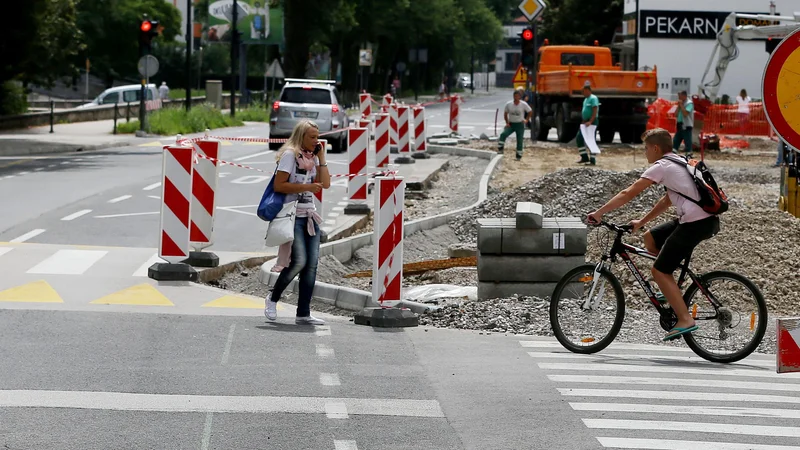 Obnova tržnice Koseze poteka hrati z zožitvijo Vodnikove ceste. FOTO: Leon Vidic