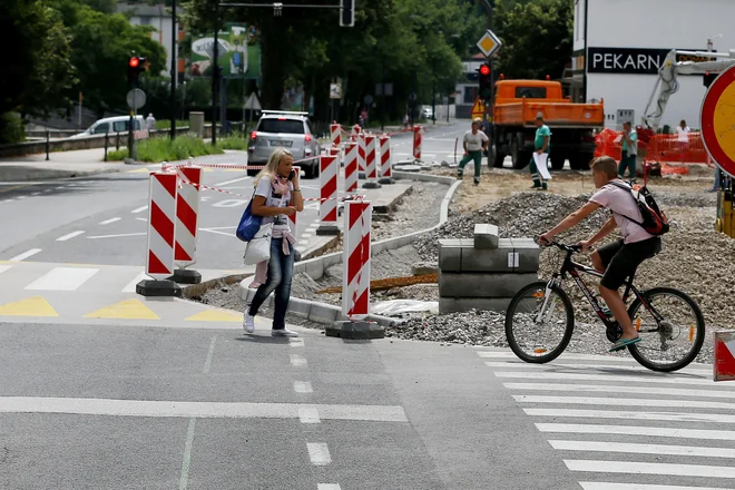 Obnova tržnice Koseze poteka hrati z zožitvijo Vodnikove ceste. FOTO: Leon Vidic