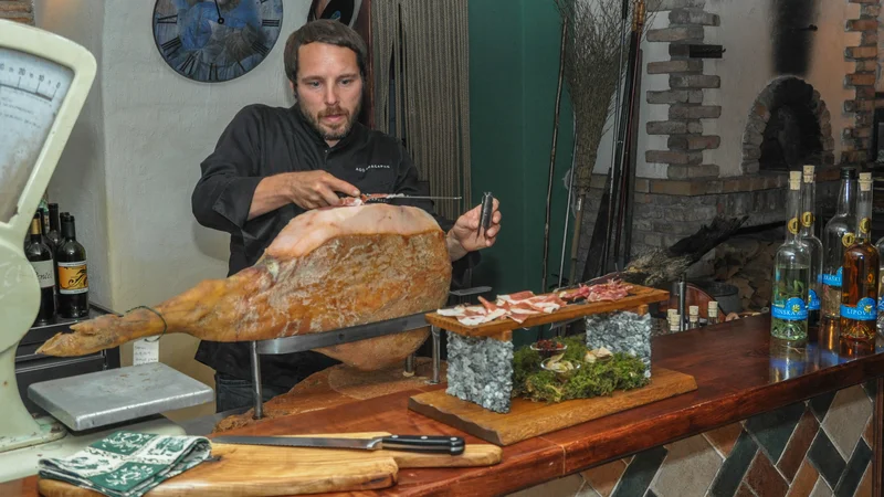 Fotografija: Ago Špacapan - novi rezi v tradicionalni kraški gostilni
FOTO Uroš Mencinger