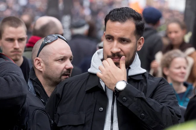 Alexandre Benalla »spodnaša« Emmanula Macrona. Foto Reuters