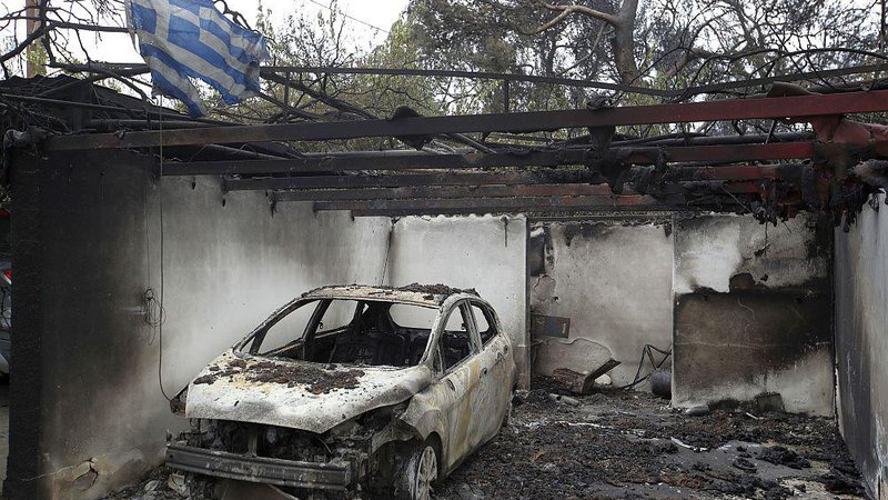 Fotografija: Požari v okolici Aten so najhujši v Grčiji glede na število žrtev. FOTO: Thanassis Stavrakis/AP