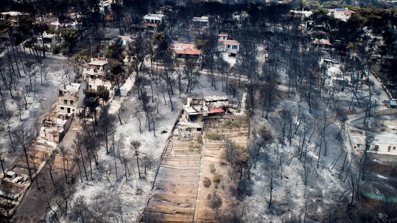 Fotografija: Vas Mati blizu Aten je skoraj povsem uničena. FOTO: Eurokinissi/Reuters