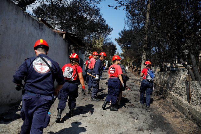 Požari so večinoma pogašeni, iskanje morebitnih preživelih se nadaljuje. FOTO: Alkis Konstantinidis/Reuters