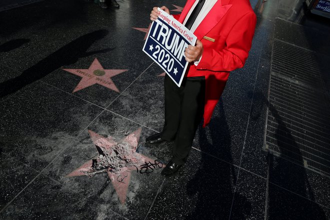 Od Trumpove zvezde na aleji slavnih ni ostalo dejansko nič.  FOTO: REUTERS/Lucy Nicholson