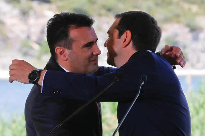Grški premier Aleksis Cipras in njegov kolega Zoran Zaev sta junija dosegla dogovor o novem imenu države. FOTO: REUTERS/Alkis Konstantinidis