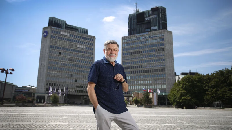 Fotografija: Dr. Peter Krečič, umetnostni zgodovinar na Trgu republike. FOTO: Leon Vidic