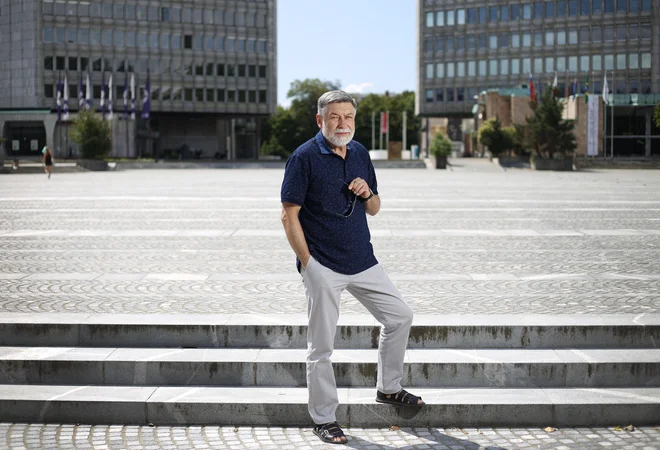 Dr. Peter Krečič, umetnostni zgodovinar na Trgu republike. FOTO: Leon Vidic