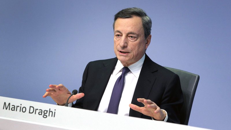 Fotografija: Mario Draghi, Predsednik ECB, bo kot kaže prvi vodilni v zgodovini ustanove, ki v svojem mandatu ne bo spremenil ključne obrestne mere.  Foto Daniel Roland Afp