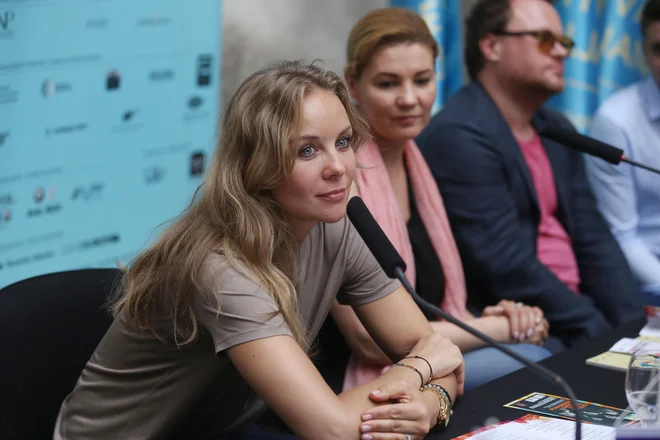 Jekaterina Sergejeva ob Oksani Šilovi in Sergeju Skorohodovu včeraj v Križankah Foto Leon Vidic