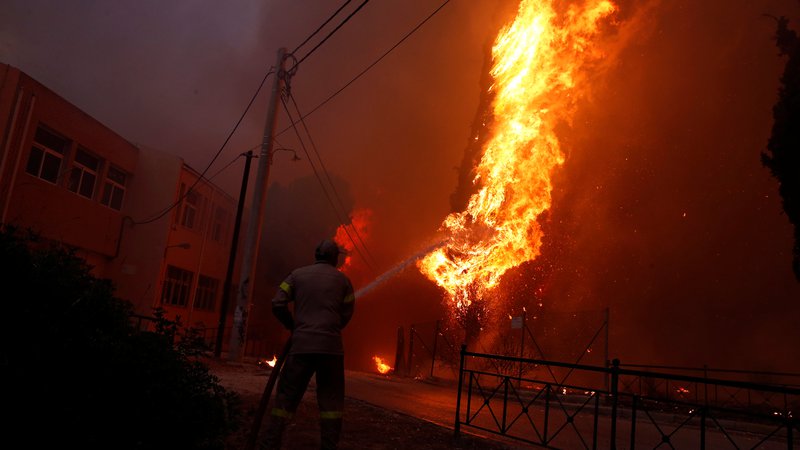 Fotografija: Požar je povzročil največ škode v mestu Mati, žarišču naravne katastrofe. FOTO: Costas Baltas/Reuters