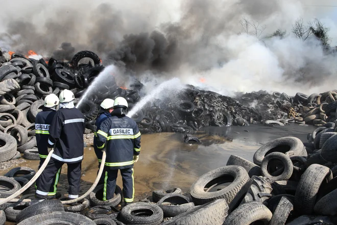 Gašenje velikega požara, ki je izbruhnil julija pred desetimi leti. Foto: Tadej Regent